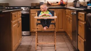 早産　胎児発育不全 SGA　FGR 離乳食　テーブルチェア　ベビーチェア　小さい　赤ちゃん